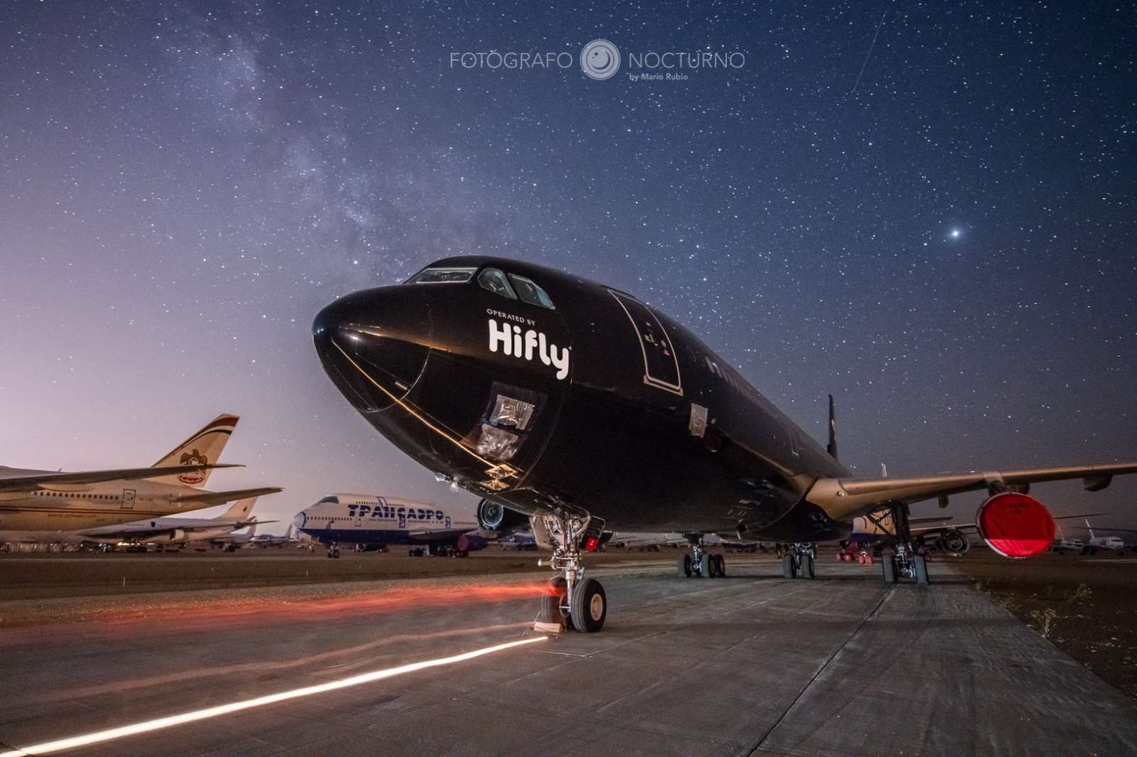 Fotografiando aviones de noche con la vía láctea y estrellas