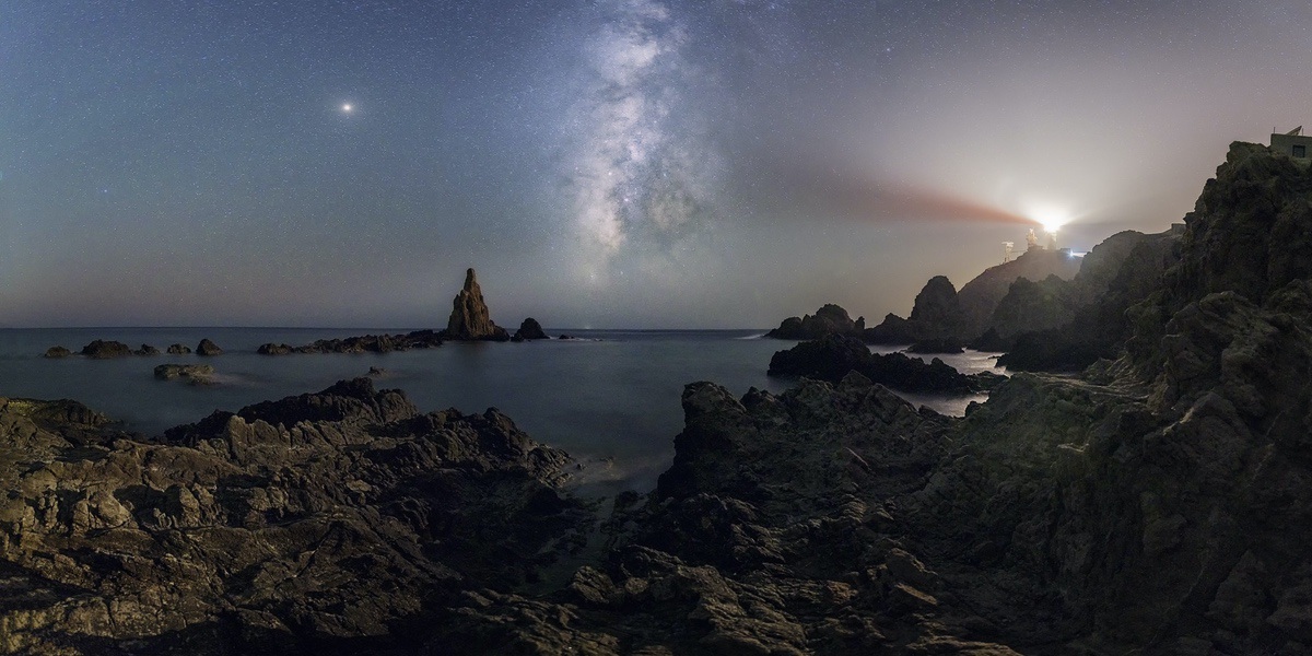 Cómo integrar una fuerte luz (faro) y la Vía Láctea